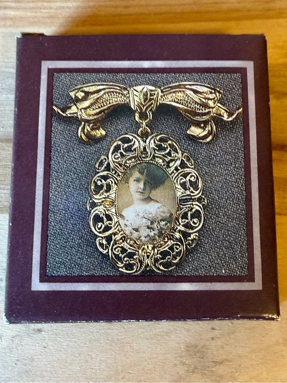 1992 House Of Lloyd Gold Tone Dangle Cameo Photo Victorian Style Brooch